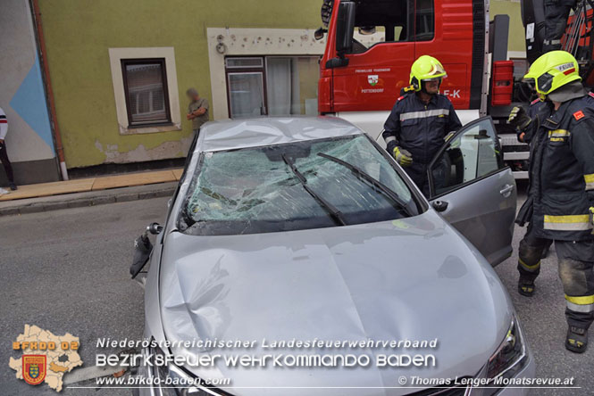 20210829 Fahrzeugueberschlag mitten im Ortsgebiet Pottendorf  Foto: © Thomas Lenger Monatsrevue.at