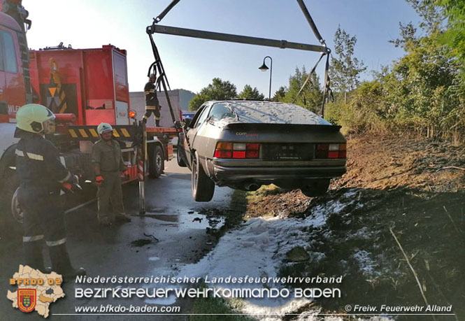 20210903 Fahrzeugbrand zwischen Mayerling und Sattelbach  Foto: © Freiwillige Feuerwehr Alland