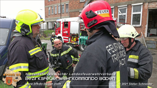 20210922 Weitere Nachlöscharbeiten beim Großbrand im Gewerbepark Traiskirchen 20210922 Weitere Nachlöscharbeiten beim Großbrand im Gewerbepark Traiskirchen