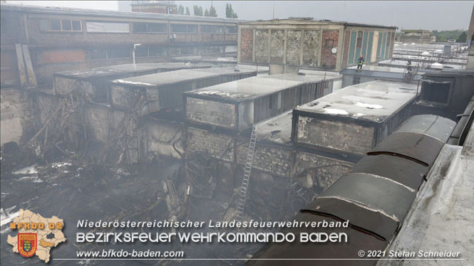 20210922 Weitere Nachlöscharbeiten beim Großbrand im Gewerbepark Traiskirchen 20210922 Weitere Nachlöscharbeiten beim Großbrand im Gewerbepark Traiskirchen