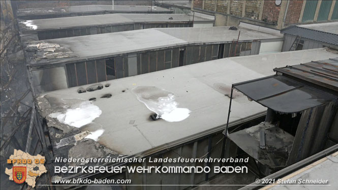 20210922 Weitere Nachlöscharbeiten beim Großbrand im Gewerbepark Traiskirchen 20210922 Weitere Nachlöscharbeiten beim Großbrand im Gewerbepark Traiskirchen
