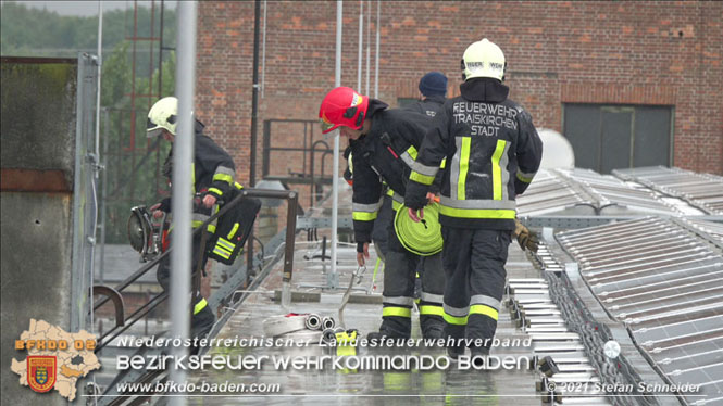 20210922 Weitere Nachlöscharbeiten beim Großbrand im Gewerbepark Traiskirchen 20210922 Weitere Nachlöscharbeiten beim Großbrand im Gewerbepark Traiskirchen