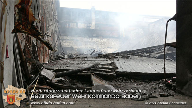 20210922 Weitere Nachlöscharbeiten beim Großbrand im Gewerbepark Traiskirchen 20210922 Weitere Nachlöscharbeiten beim Großbrand im Gewerbepark Traiskirchen