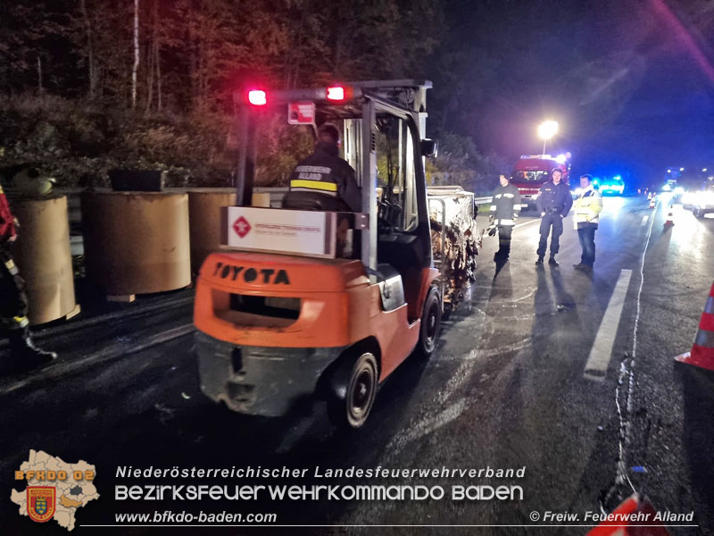 20211028 LKW Brand auf der A21 bei Hochstraß   Foto: © Freiwillige Feuerwehr Alland