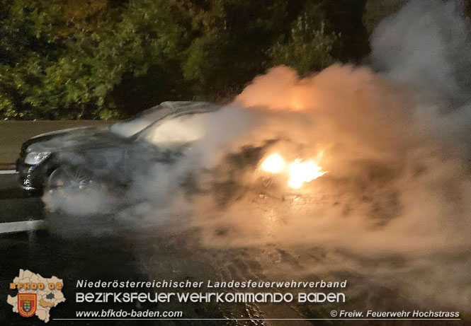 20211029 Fahrzeugbrand auf der A21 zwischen Hochstrass und Alland   Foto: © Freiwillige Feuerwehr Hochstrass
