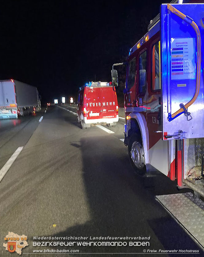 20211029 Fahrzeugbrand auf der A21 zwischen Hochstrass und Alland   Foto: © Freiwillige Feuerwehr Hochstrass