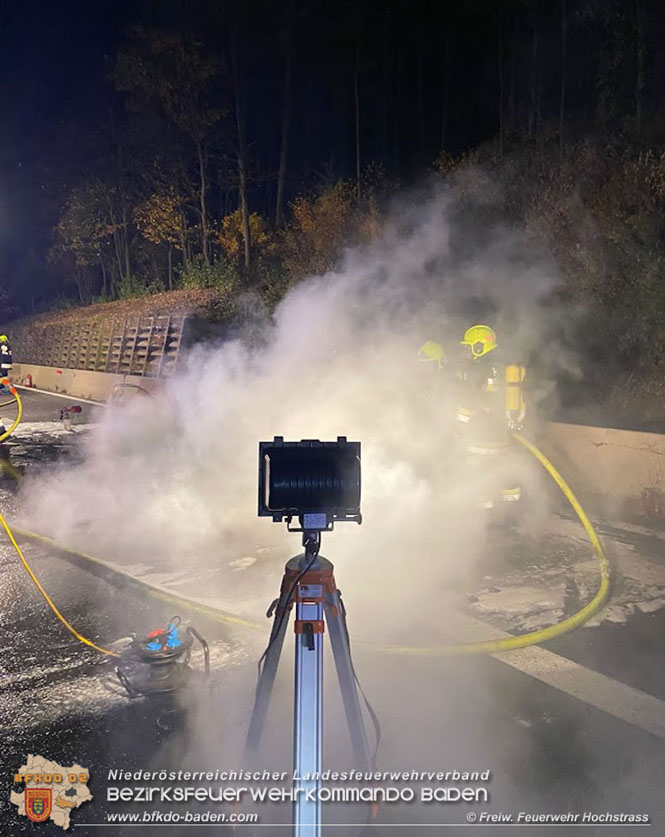 20211029 Fahrzeugbrand auf der A21 zwischen Hochstrass und Alland   Foto: © Freiwillige Feuerwehr Hochstrass