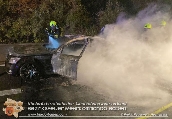 20211029 Fahrzeugbrand auf der A21 zwischen Hochstrass und Alland   Foto: © Freiwillige Feuerwehr Hochstrass