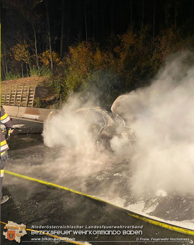 20211029 Fahrzeugbrand auf der A21 zwischen Hochstrass und Alland   Foto: © Freiwillige Feuerwehr Hochstrass