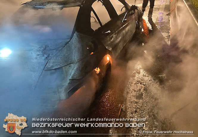 20211029 Fahrzeugbrand auf der A21 zwischen Hochstrass und Alland   Foto: © Freiwillige Feuerwehr Hochstrass