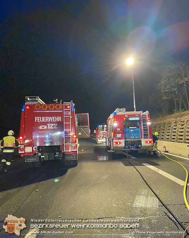 20211029 Fahrzeugbrand auf der A21 zwischen Hochstrass und Alland   Foto: © Freiwillige Feuerwehr Hochstrass