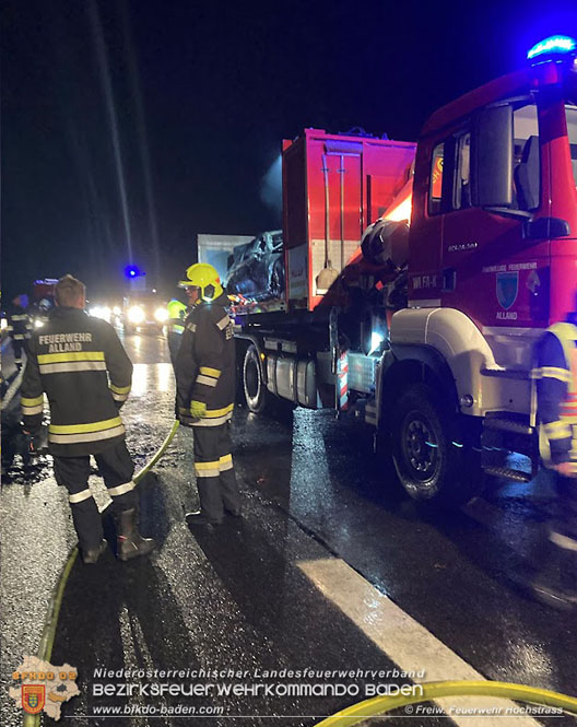 20211029 Fahrzeugbrand auf der A21 zwischen Hochstrass und Alland   Foto: © Freiwillige Feuerwehr Hochstrass