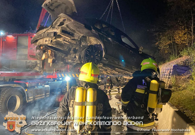20211029 Fahrzeugbrand auf der A21 zwischen Hochstrass und Alland   Foto: © Freiwillige Feuerwehr Hochstrass