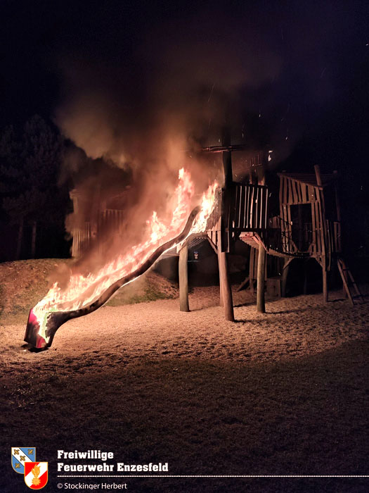 20211105 Kinderrutsche am Enzesfelder Spielplatz in Brand gesetzt   Foto: © Herbert Stockinger
