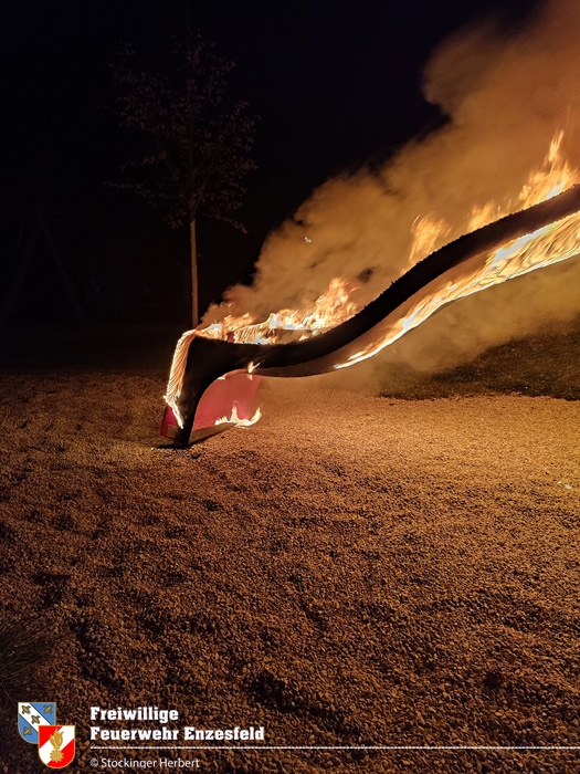20211105 Kinderrutsche am Enzesfelder Spielplatz in Brand gesetzt   Foto: © Herbert Stockinger
