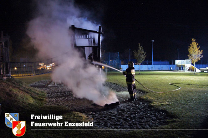 20211105 Kinderrutsche am Enzesfelder Spielplatz in Brand gesetzt   Foto: © Freiwillige Feuerwehr Enzesfeld