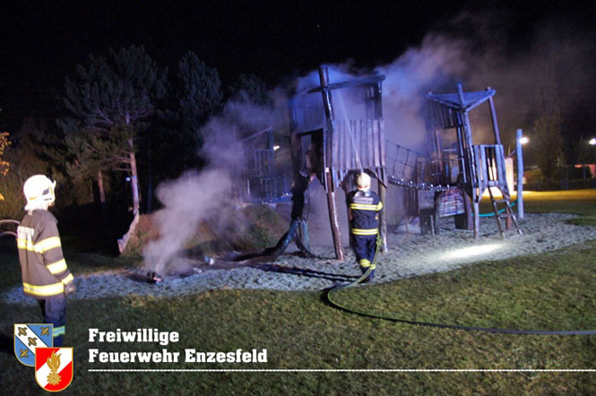 20211105 Kinderrutsche am Enzesfelder Spielplatz in Brand gesetzt   Foto: © Freiwillige Feuerwehr Enzesfeld