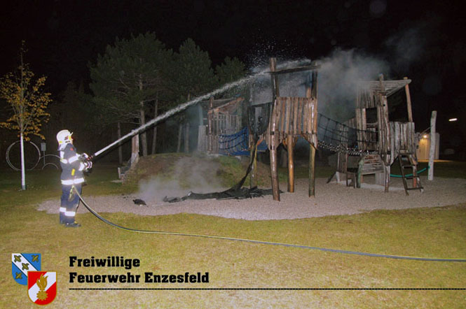 20211105 Kinderrutsche am Enzesfelder Spielplatz in Brand gesetzt   Foto: © Freiwillige Feuerwehr Enzesfeld