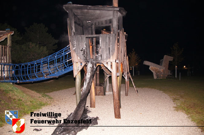 20211105 Kinderrutsche am Enzesfelder Spielplatz in Brand gesetzt   Foto: © Freiwillige Feuerwehr Enzesfeld
