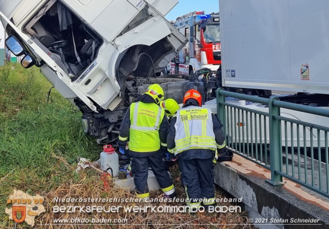 20211123 Lkw Unfall mit Dieselaustritt an der Bezirksgrenze Baden - Mödling Foto: Stefan Schneider BFKDO Baden 20211123 Lkw Unfall mit Dieselaustritt an der Bezirksgrenze Baden - Mödling Foto: Stefan Schneider BFKDO Baden