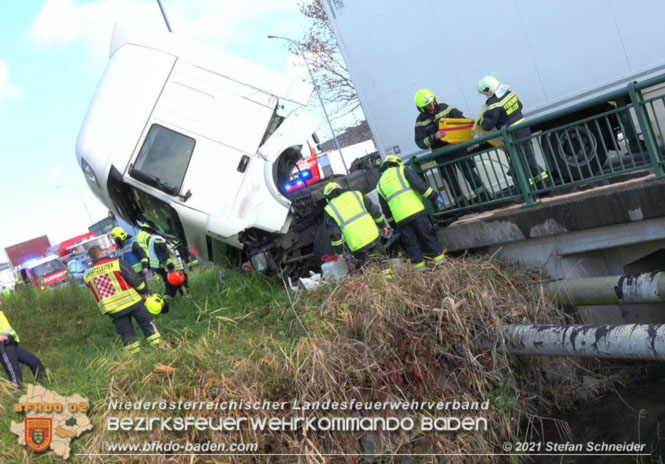 20211123 Lkw Unfall mit Dieselaustritt an der Bezirksgrenze Baden - Mödling Foto: Stefan Schneider BFKDO Baden 20211123 Lkw Unfall mit Dieselaustritt an der Bezirksgrenze Baden - Mödling Foto: Stefan Schneider BFKDO Baden