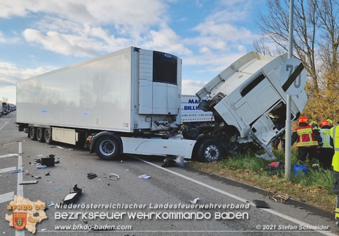 20211123 Lkw Unfall mit Dieselaustritt an der Bezirksgrenze Baden - Mödling Foto: Stefan Schneider BFKDO Baden 20211123 Lkw Unfall mit Dieselaustritt an der Bezirksgrenze Baden - Mödling Foto: Stefan Schneider BFKDO Baden