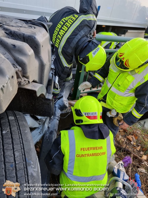20211123 Lkw Unfall mit Dieselaustritt an der Bezirksgrenze Baden - Mödling Foto: Stefan Schneider BFKDO Baden 20211123 Lkw Unfall mit Dieselaustritt an der Bezirksgrenze Baden - Mödling Foto: Stefan Schneider BFKDO Baden