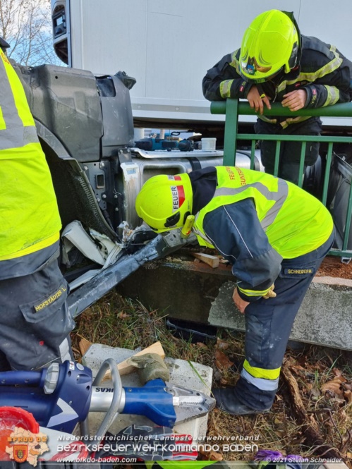 20211123 Lkw Unfall mit Dieselaustritt an der Bezirksgrenze Baden - Mödling Foto: Stefan Schneider BFKDO Baden 20211123 Lkw Unfall mit Dieselaustritt an der Bezirksgrenze Baden - Mödling Foto: Stefan Schneider BFKDO Baden