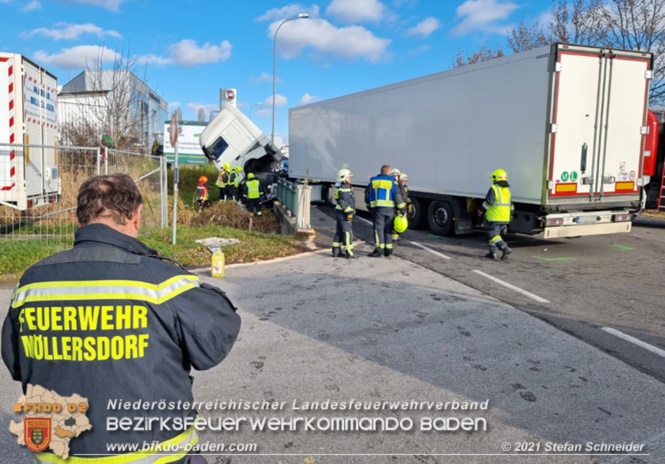 20211123 Lkw Unfall mit Dieselaustritt an der Bezirksgrenze Baden - Mödling Foto: Stefan Schneider BFKDO Baden 20211123 Lkw Unfall mit Dieselaustritt an der Bezirksgrenze Baden - Mödling Foto: Stefan Schneider BFKDO Baden
