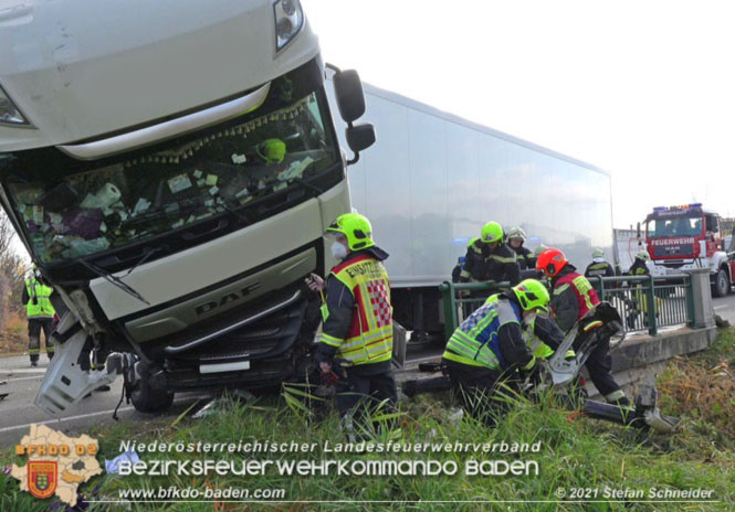 20211123 Lkw Unfall mit Dieselaustritt an der Bezirksgrenze Baden - Mödling Foto: Stefan Schneider BFKDO Baden 20211123 Lkw Unfall mit Dieselaustritt an der Bezirksgrenze Baden - Mödling Foto: Stefan Schneider BFKDO Baden