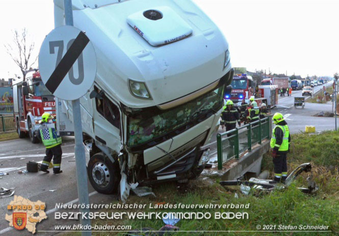 20211123 Lkw Unfall mit Dieselaustritt an der Bezirksgrenze Baden - Mödling Foto: Stefan Schneider BFKDO Baden 20211123 Lkw Unfall mit Dieselaustritt an der Bezirksgrenze Baden - Mödling Foto: Stefan Schneider BFKDO Baden