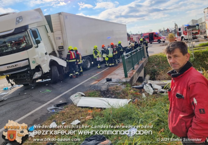 20211123 Lkw Unfall mit Dieselaustritt an der Bezirksgrenze Baden - Mödling Foto: Stefan Schneider BFKDO Baden 20211123 Lkw Unfall mit Dieselaustritt an der Bezirksgrenze Baden - Mödling Foto: Stefan Schneider BFKDO Baden