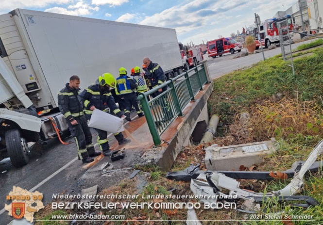 20211123 Lkw Unfall mit Dieselaustritt an der Bezirksgrenze Baden - Mödling Foto: Stefan Schneider BFKDO Baden 20211123 Lkw Unfall mit Dieselaustritt an der Bezirksgrenze Baden - Mödling Foto: Stefan Schneider BFKDO Baden