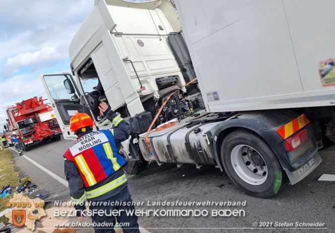 20211123 Lkw Unfall mit Dieselaustritt an der Bezirksgrenze Baden - Mödling Foto: Stefan Schneider BFKDO Baden 20211123 Lkw Unfall mit Dieselaustritt an der Bezirksgrenze Baden - Mödling Foto: Stefan Schneider BFKDO Baden
