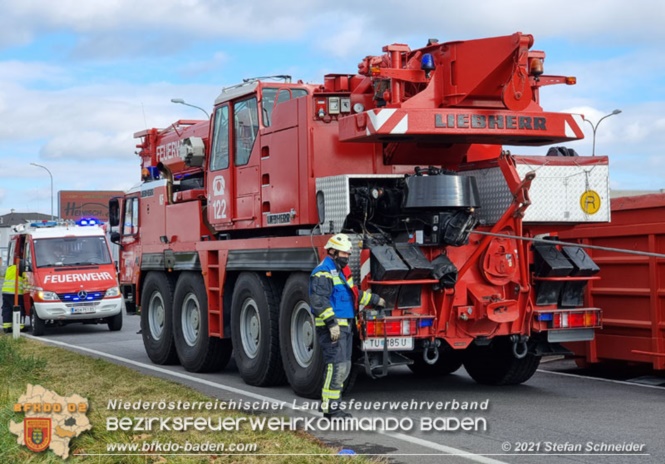 20211123 Lkw Unfall mit Dieselaustritt an der Bezirksgrenze Baden - Mödling Foto: Stefan Schneider BFKDO Baden 20211123 Lkw Unfall mit Dieselaustritt an der Bezirksgrenze Baden - Mödling Foto: Stefan Schneider BFKDO Baden