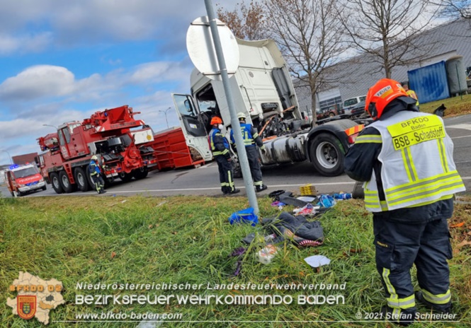 20211123 Lkw Unfall mit Dieselaustritt an der Bezirksgrenze Baden - Mödling Foto: Stefan Schneider BFKDO Baden 20211123 Lkw Unfall mit Dieselaustritt an der Bezirksgrenze Baden - Mödling Foto: Stefan Schneider BFKDO Baden