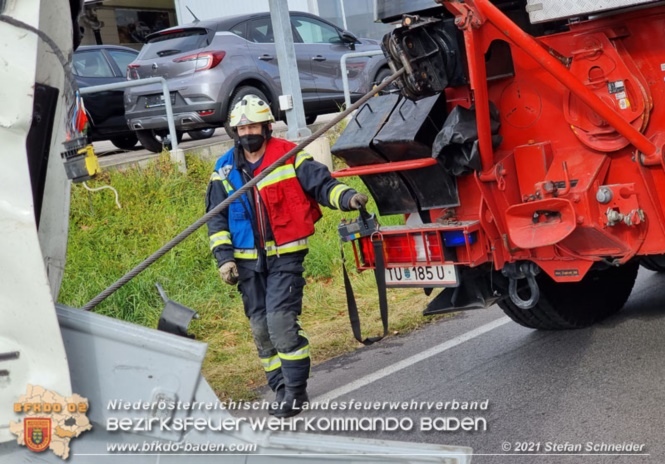 20211123 Lkw Unfall mit Dieselaustritt an der Bezirksgrenze Baden - Mödling Foto: Stefan Schneider BFKDO Baden 20211123 Lkw Unfall mit Dieselaustritt an der Bezirksgrenze Baden - Mödling Foto: Stefan Schneider BFKDO Baden