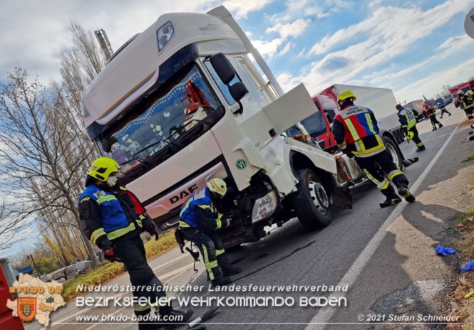20211123 Lkw Unfall mit Dieselaustritt an der Bezirksgrenze Baden - Mödling Foto: Stefan Schneider BFKDO Baden 20211123 Lkw Unfall mit Dieselaustritt an der Bezirksgrenze Baden - Mödling Foto: Stefan Schneider BFKDO Baden