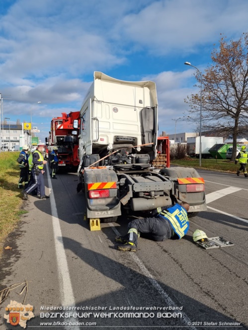 20211123 Lkw Unfall mit Dieselaustritt an der Bezirksgrenze Baden - Mödling Foto: Stefan Schneider BFKDO Baden 20211123 Lkw Unfall mit Dieselaustritt an der Bezirksgrenze Baden - Mödling Foto: Stefan Schneider BFKDO Baden