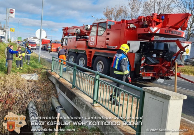 20211123 Lkw Unfall mit Dieselaustritt an der Bezirksgrenze Baden - Mödling Foto: Stefan Schneider BFKDO Baden 20211123 Lkw Unfall mit Dieselaustritt an der Bezirksgrenze Baden - Mödling Foto: Stefan Schneider BFKDO Baden