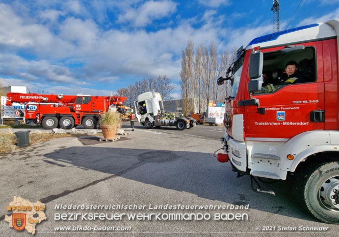 20211123 Lkw Unfall mit Dieselaustritt an der Bezirksgrenze Baden - Mödling Foto: Stefan Schneider BFKDO Baden 20211123 Lkw Unfall mit Dieselaustritt an der Bezirksgrenze Baden - Mödling Foto: Stefan Schneider BFKDO Baden