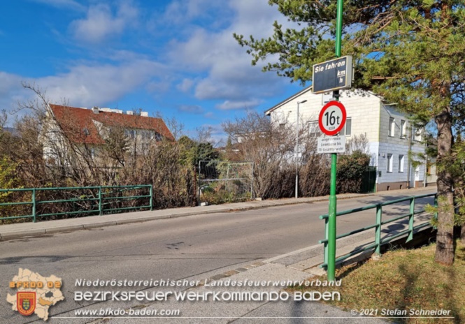 20211123 Lkw Unfall mit Dieselaustritt an der Bezirksgrenze Baden - Mödling Foto: Stefan Schneider BFKDO Baden 20211123 Lkw Unfall mit Dieselaustritt an der Bezirksgrenze Baden - Mödling Foto: Stefan Schneider BFKDO Baden
