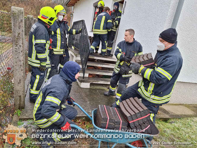 20211126 Braunkohle Briketts lösen CO Alarm in Baden aus Foto: © Stefan Schneider BFKDO BADEN 20211126 Braunkohle Briketts lösen CO Alarm in Baden aus Foto: © Stefan Schneider BFKDO BADEN