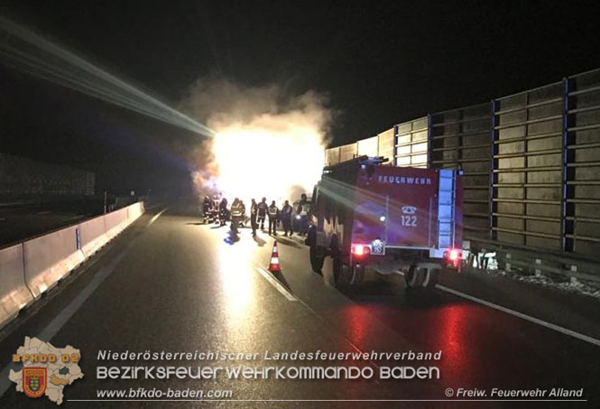 20211128 Fahrzeug auf der A21 im Vollbrand Foto: Fahrzeug auf der A21 im Vollbrand Foto: © Freiwillige Feuerwehr Alland 20211128 Fahrzeug auf der A21 im Vollbrand Foto: Fahrzeug auf der A21 im Vollbrand Foto: © Freiwillige Feuerwehr Alland