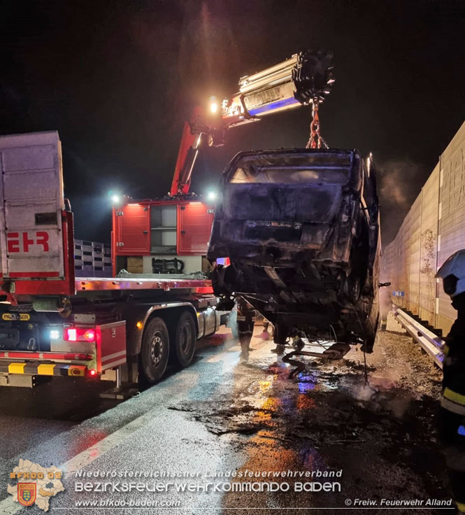 20211128 Fahrzeug auf der A21 im Vollbrand Foto: Fahrzeug auf der A21 im Vollbrand Foto: © Freiwillige Feuerwehr Alland 20211128 Fahrzeug auf der A21 im Vollbrand Foto: Fahrzeug auf der A21 im Vollbrand Foto: © Freiwillige Feuerwehr Alland