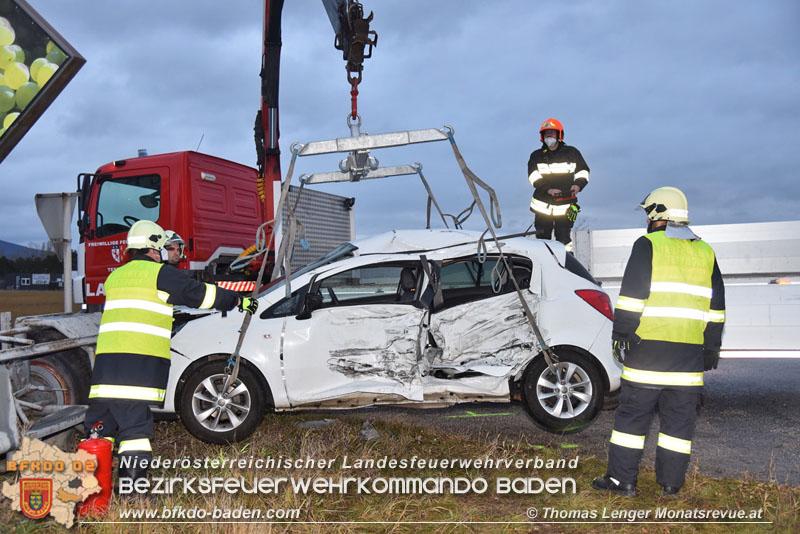 20211201 Menschenrettung nach Verkehrsunfall auf der B17 Foto: © Thomas Lenger Monatsrevue.at 20211201 Menschenrettung nach Verkehrsunfall auf der B17 Foto: © Thomas Lenger Monatsrevue.at