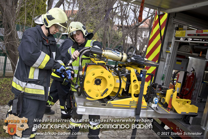 20211204 Person bei Garagenabfahrt in Traiskirchen eingeklemmt Foto: © Stefan Schneider 20211204 Person bei Garagenabfahrt in Traiskirchen eingeklemmt Foto: © Stefan Schneider