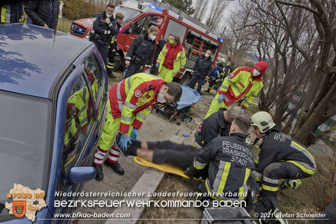 20211204 Person bei Garagenabfahrt in Traiskirchen eingeklemmt Foto: © Stefan Schneider 20211204 Person bei Garagenabfahrt in Traiskirchen eingeklemmt Foto: © Stefan Schneider