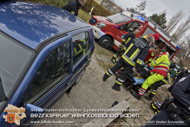 20211204 Person bei Garagenabfahrt in Traiskirchen eingeklemmt Foto: © Stefan Schneider 20211204 Person bei Garagenabfahrt in Traiskirchen eingeklemmt Foto: © Stefan Schneider