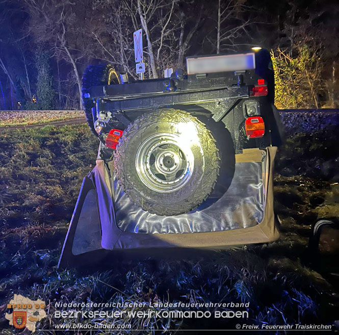 20211206 Verkehrsunfall Pkw gegen Aspangbahn in Traiskirchen Fotos: © Franz Pölleritzer FF Traiskirchen-Stadt 20211206 Verkehrsunfall Pkw gegen Aspangbahn in Traiskirchen Fotos: © Franz Pölleritzer FF Traiskirchen-Stadt